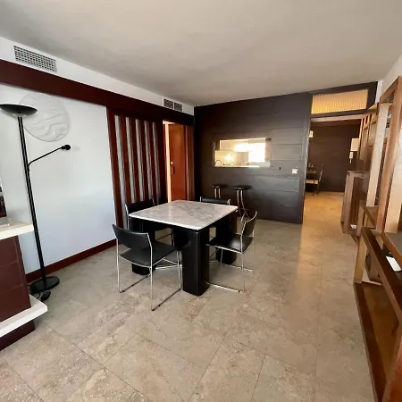 Exclusive Beachfront - Pool - Paddle - Tenis - Wifi - Aircon 아파트